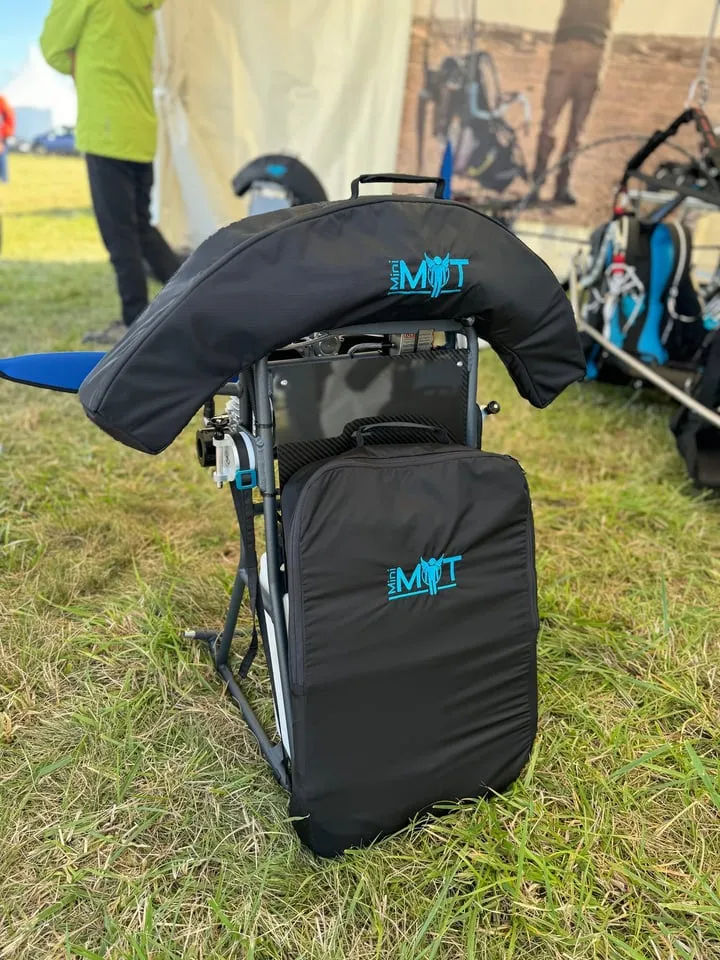MiniMot replié dans son housse de transport, posé sur l’herbe